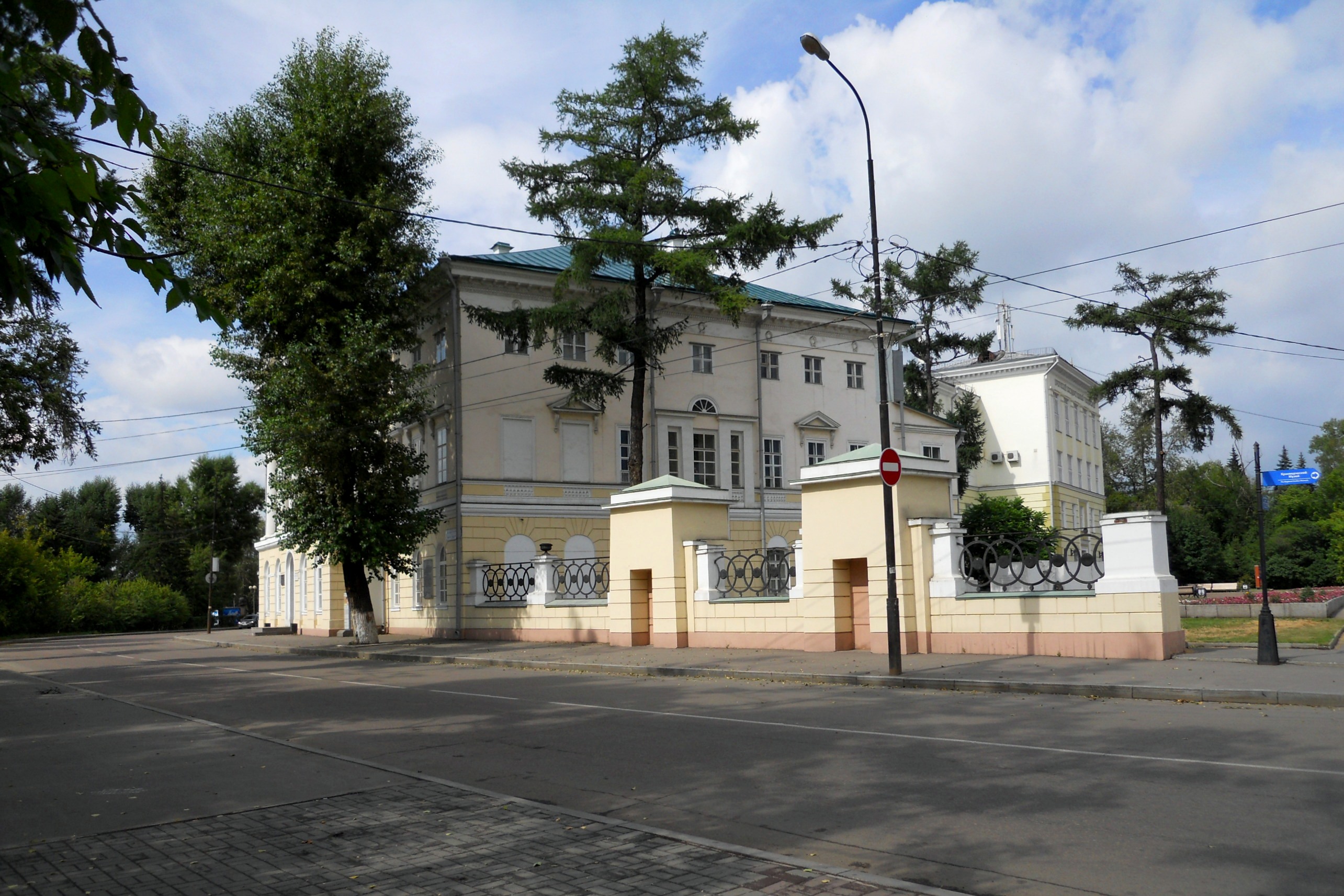 Фото белого дома в иркутске