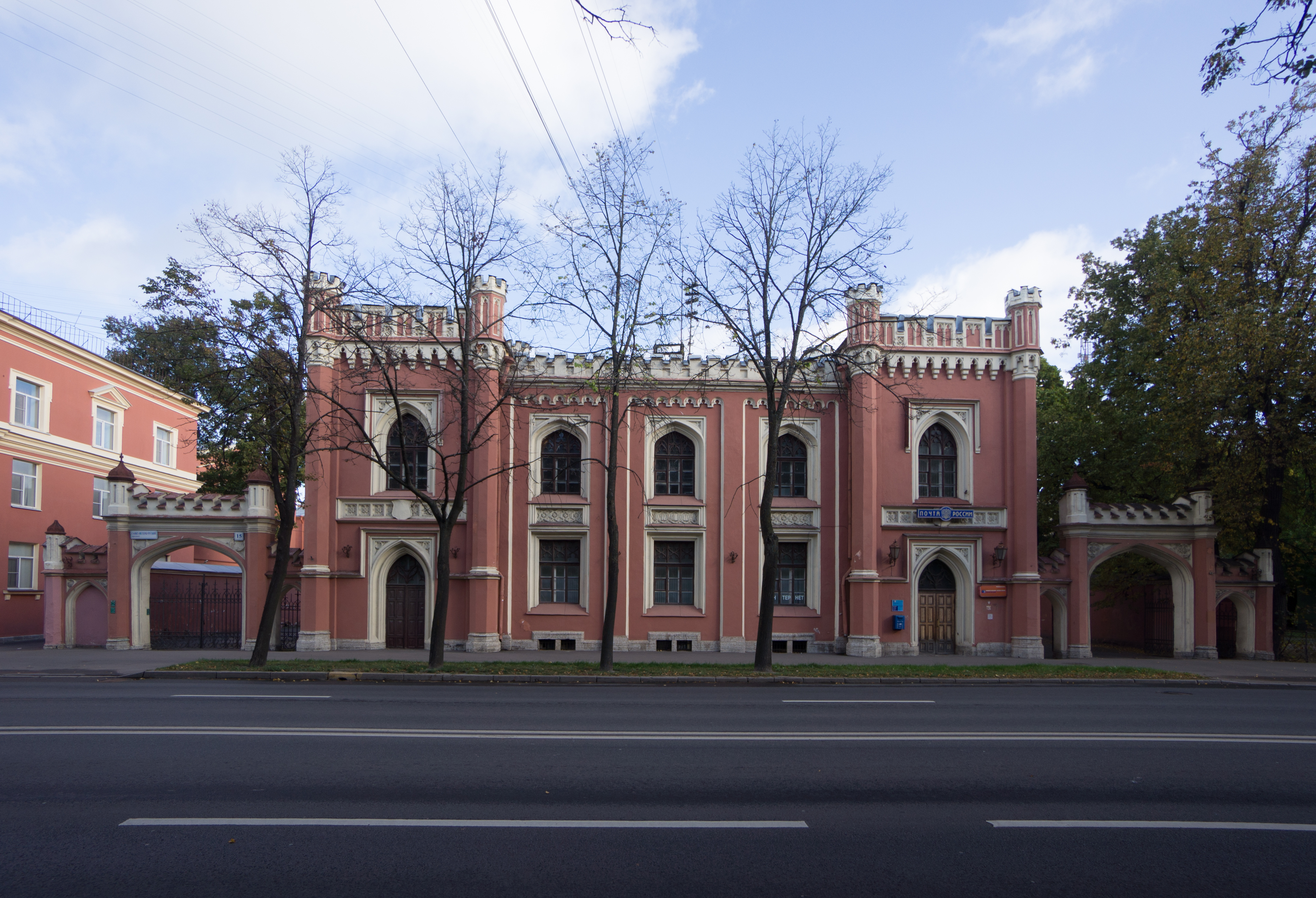 Петербургский проспект. Здание почты в Петергофе Бенуа. Санкт-Петербургский проспект 15. Почтамт Петергоф неоготика. Почта Петергоф Санкт-Петербургский пр 15.