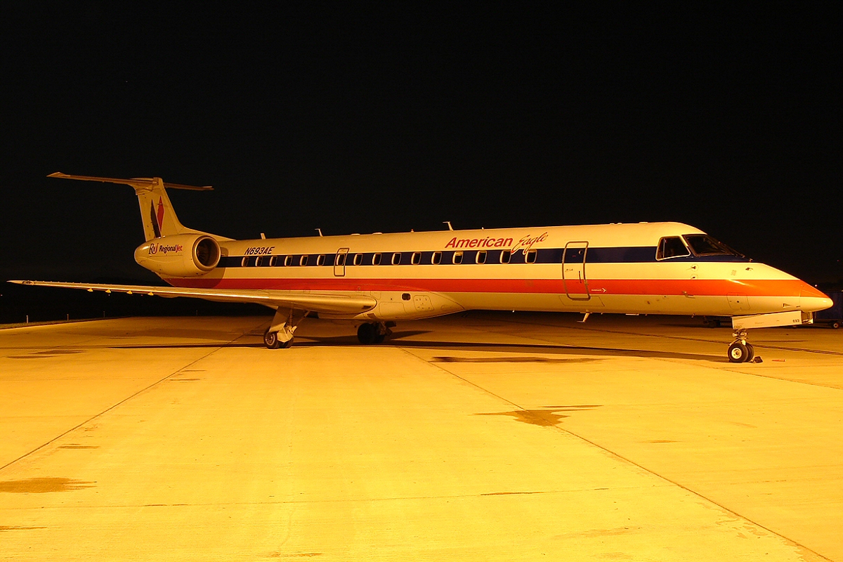 American Eagle Embraer ERJ-145 N693AE (2955427625).jpg