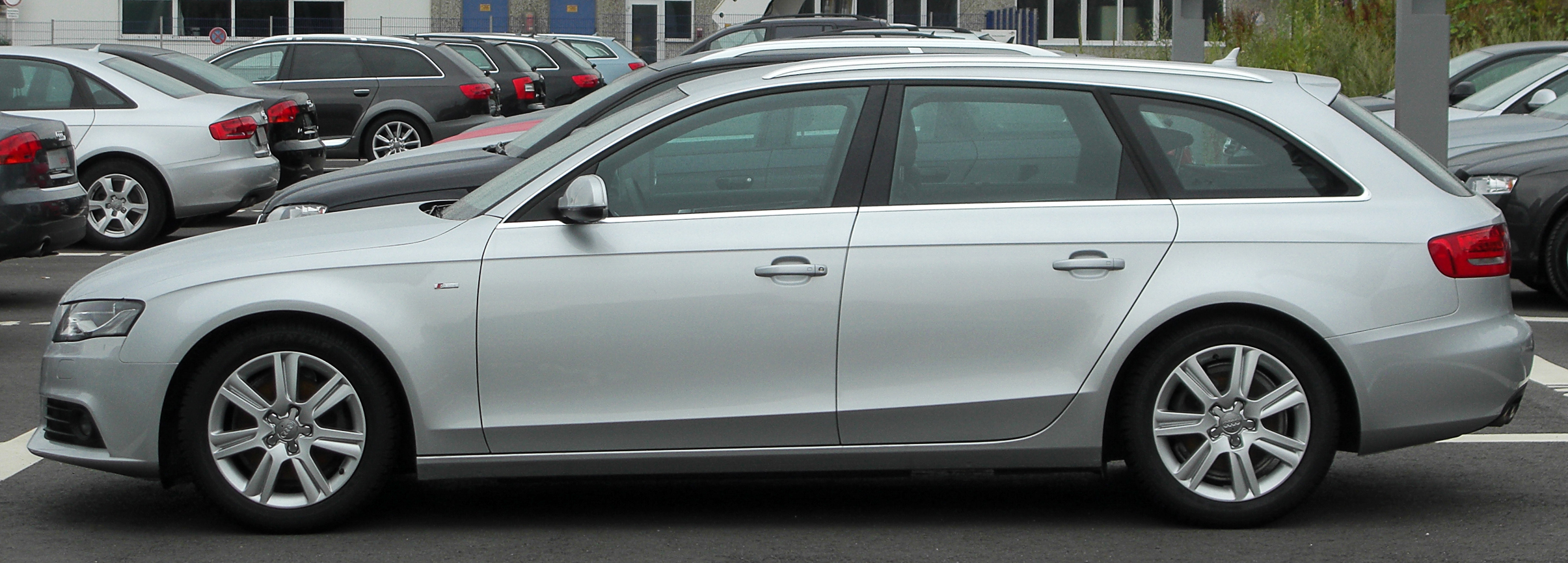 File:Audi A4 B8 Avant 2.0 TDI side 20100725.jpg - Wikimedia Commons