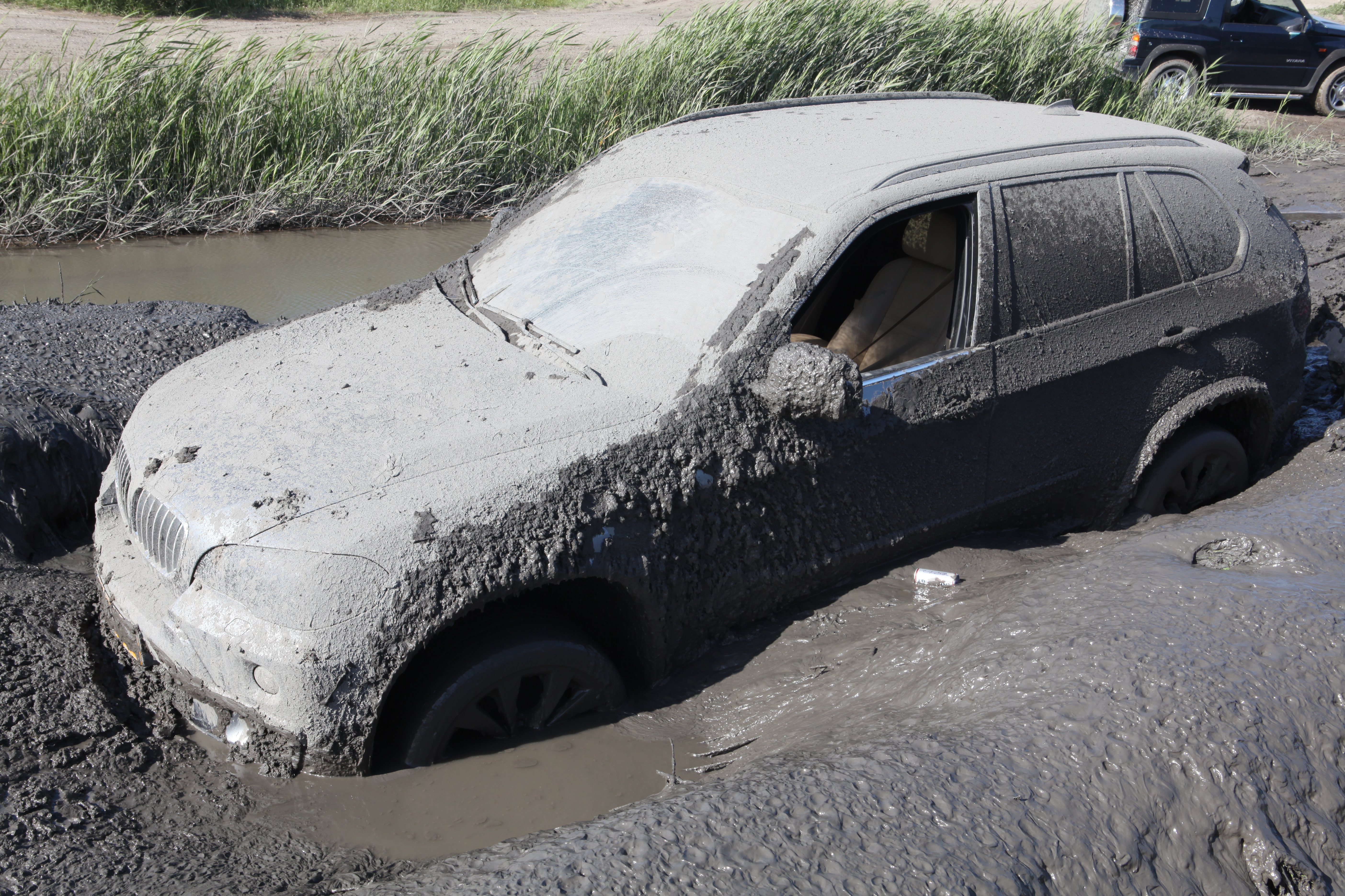 Машина увязла в грязи