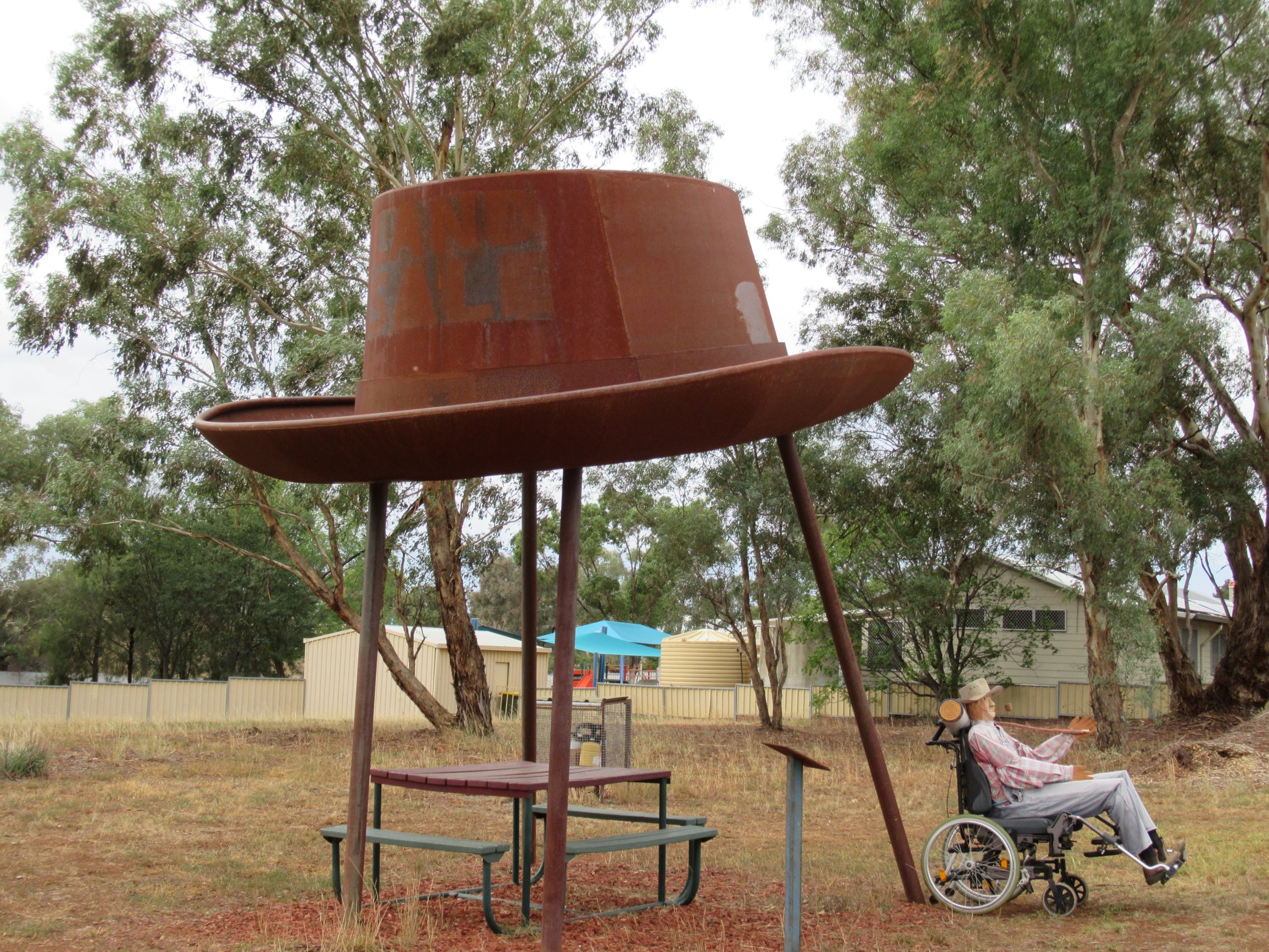 File:Big Hat sculpture.jpg - Wikipedia