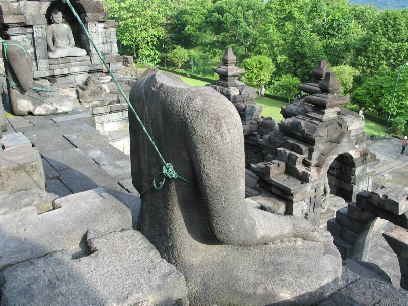 File:Borobudur Indonesia 2010 Bennylin 31.jpg