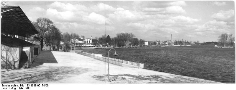 File:Bundesarchiv Bild 183-1988-0517-500, Berlin, Grünau, Regattastrecke, Tribüne.jpg