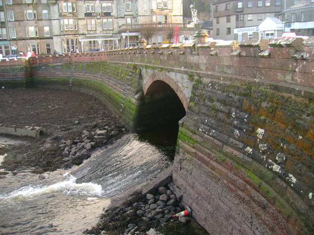 File:Burn flowing into Oban Bay - geograph.org.uk - 1599493.jpg