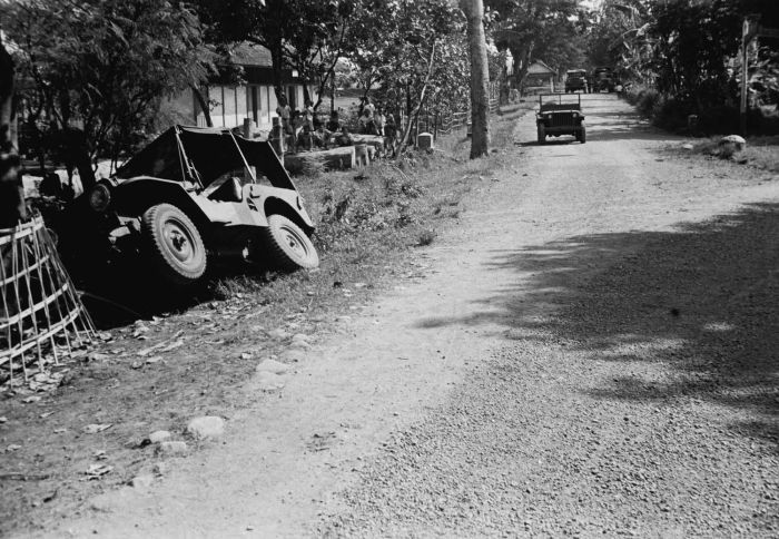 File:COLLECTIE TROPENMUSEUM Een verongelukte jeep langs de kant van de weg bij Notog TMnr 10029271.jpg