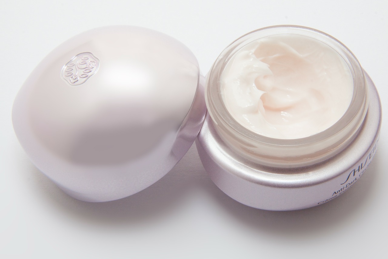 File:Cream in round container.jpg - Wikipedia