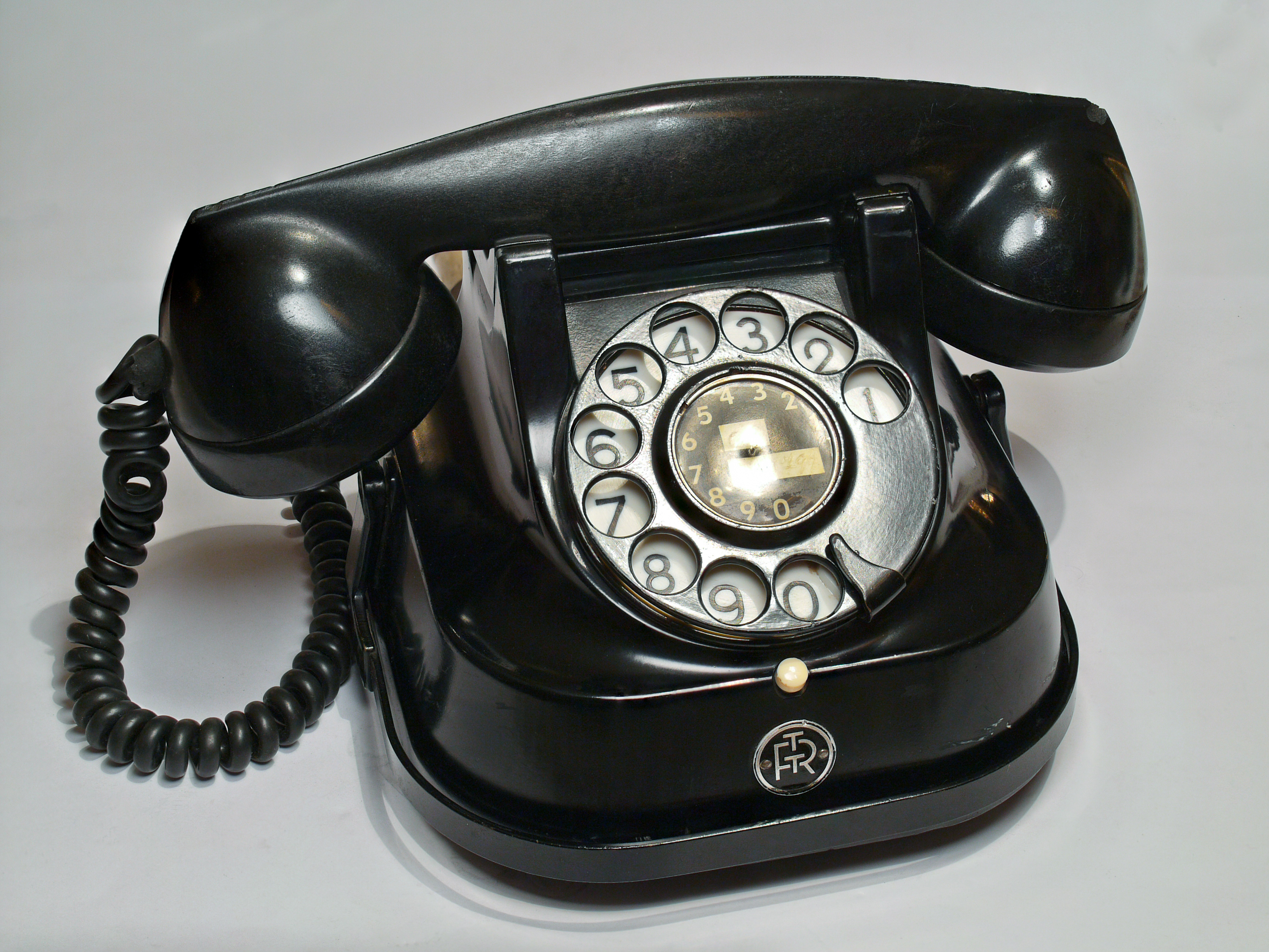 Телефон. Дисковый телефонный аппарат. Старинный телефонный аппарат. Старый телефон. Первый телефонный аппарат.