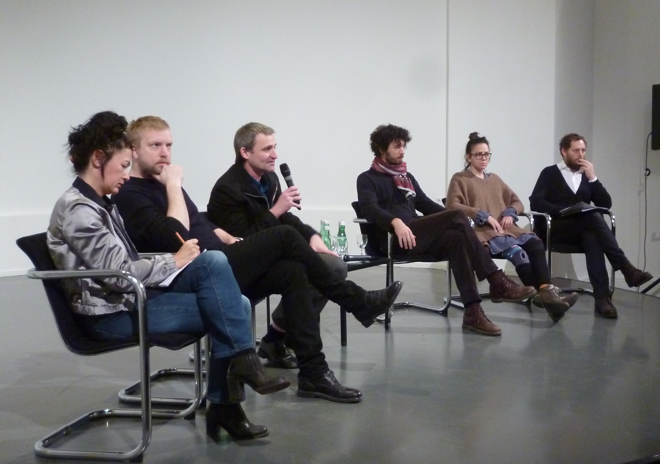 Ebner (am Mikrofon) bei der Präsentation des Pavillon-Konzepts im Künstlerhaus Bethanien, Berlin-Kreuzberg, Februar 2015