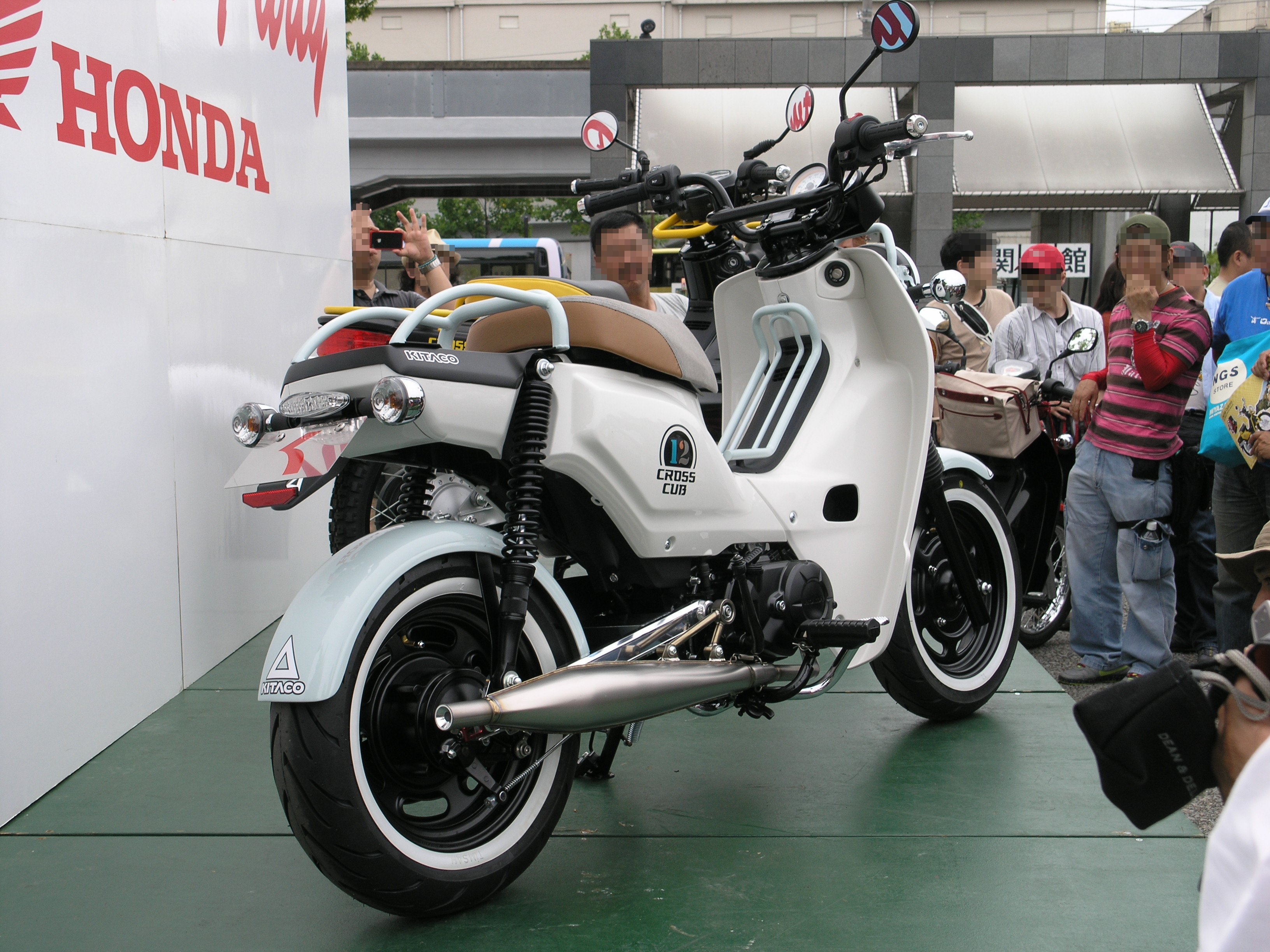 File Honda Crosscub Cc110 At Cafecub Party In Kyoto 13 07 Jpg Wikimedia Commons