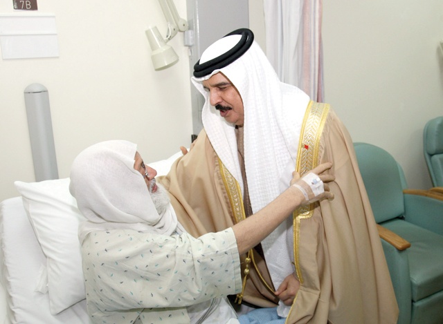File:King visit to Sheikh Isa Qassim.jpg