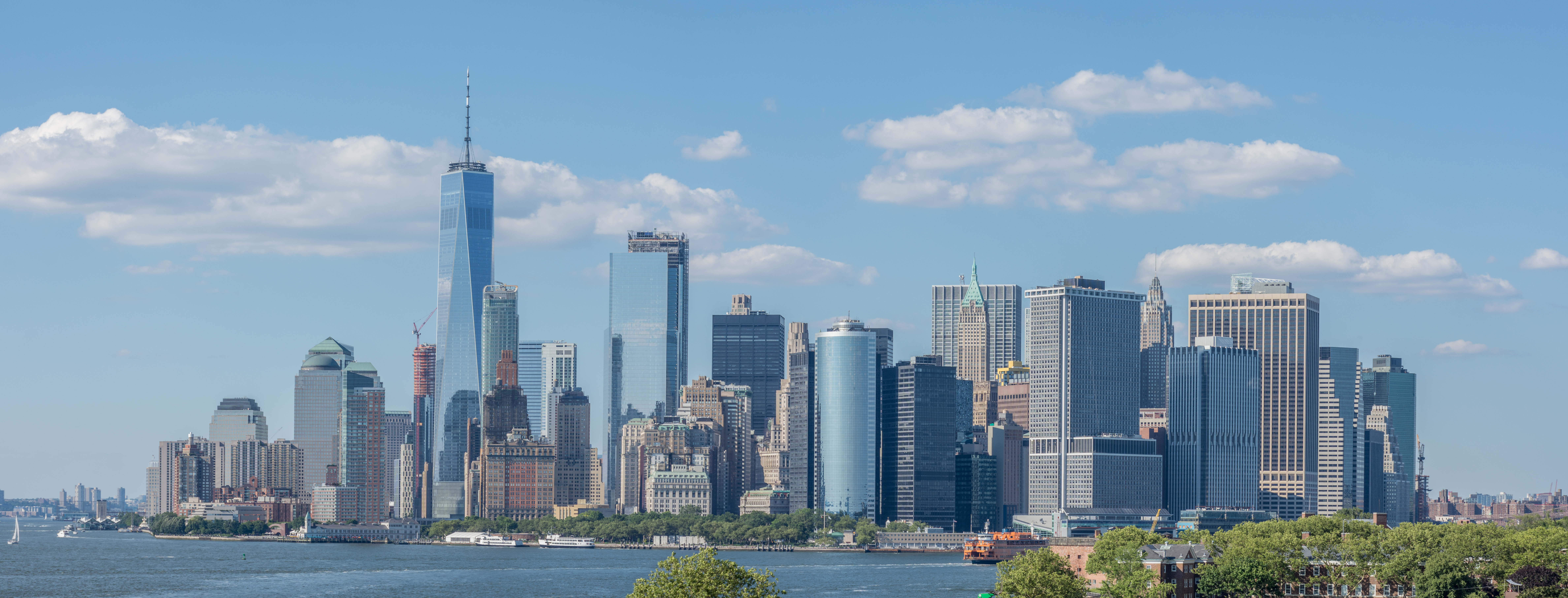 https://upload.wikimedia.org/wikipedia/commons/f/f7/Lower_Manhattan_skyline_-_June_2017.jpg