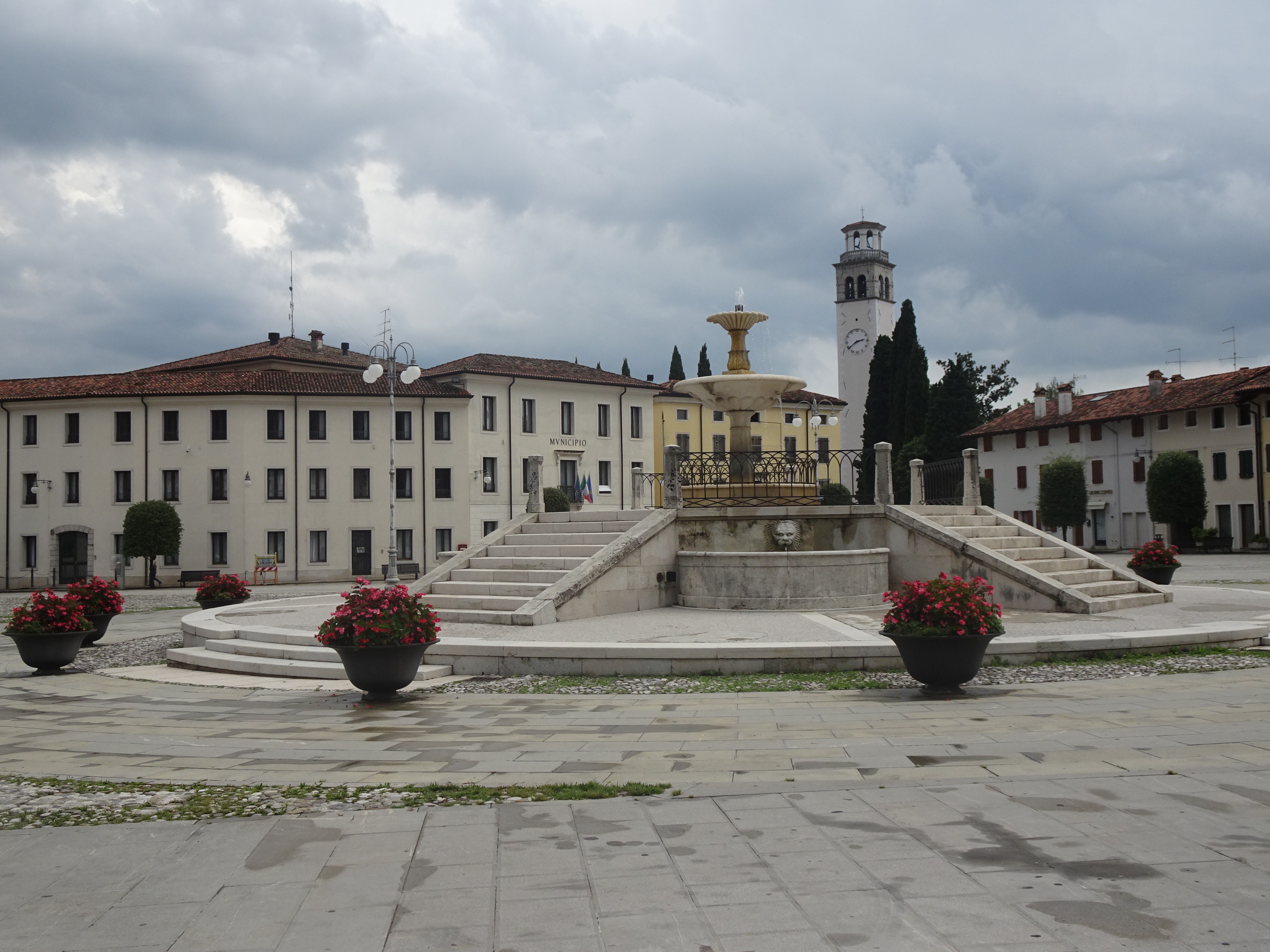 File:Maniago Piazza Italia.jpg - Wikimedia Commons