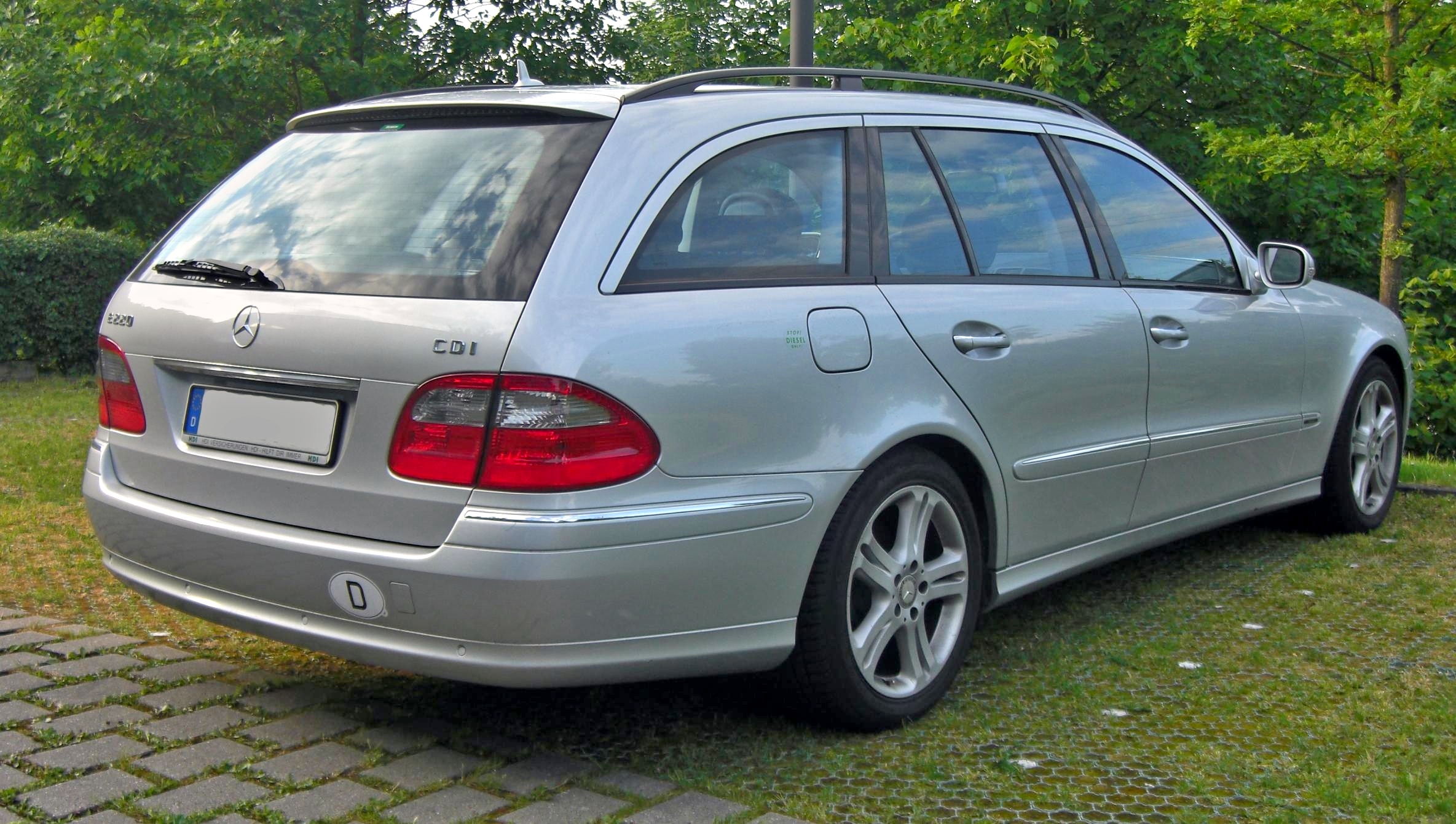 https://upload.wikimedia.org/wikipedia/commons/f/f7/Mercedes_E-Klasse_T-Modell_Facelift_rear.jpg