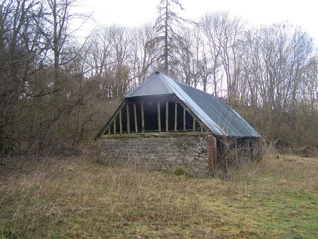 File:Old Barn near Quarry Wood - geograph.org.uk - 1200282.jpg