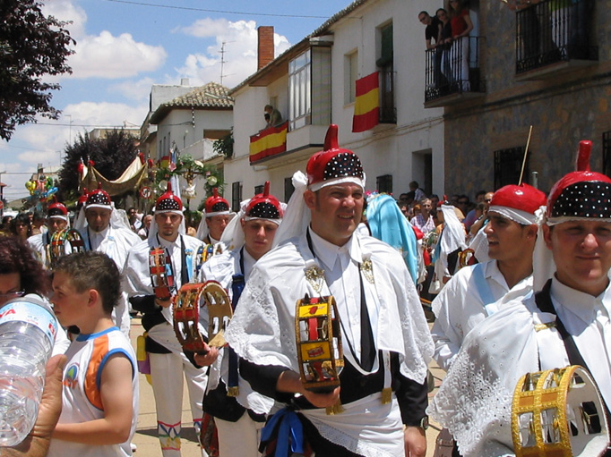 صورة:Procesión Pecados y Danzantes.jpg