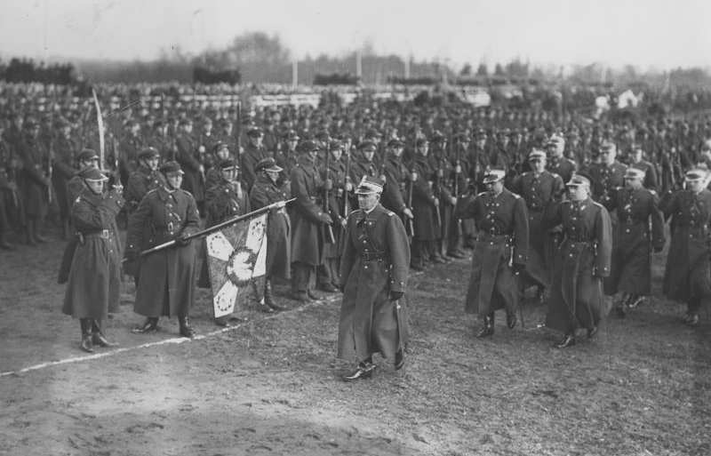 File:Przekazanie broni dla wojska ufundowanej przez ludność powiatu wyrzyskiego, 1936.jpg