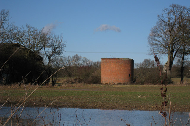 File:Remains of Oast House, Fouroaks Farmhouse, Four Oaks Road, Headcorn, Kent - geograph.org.uk - 677606.jpg