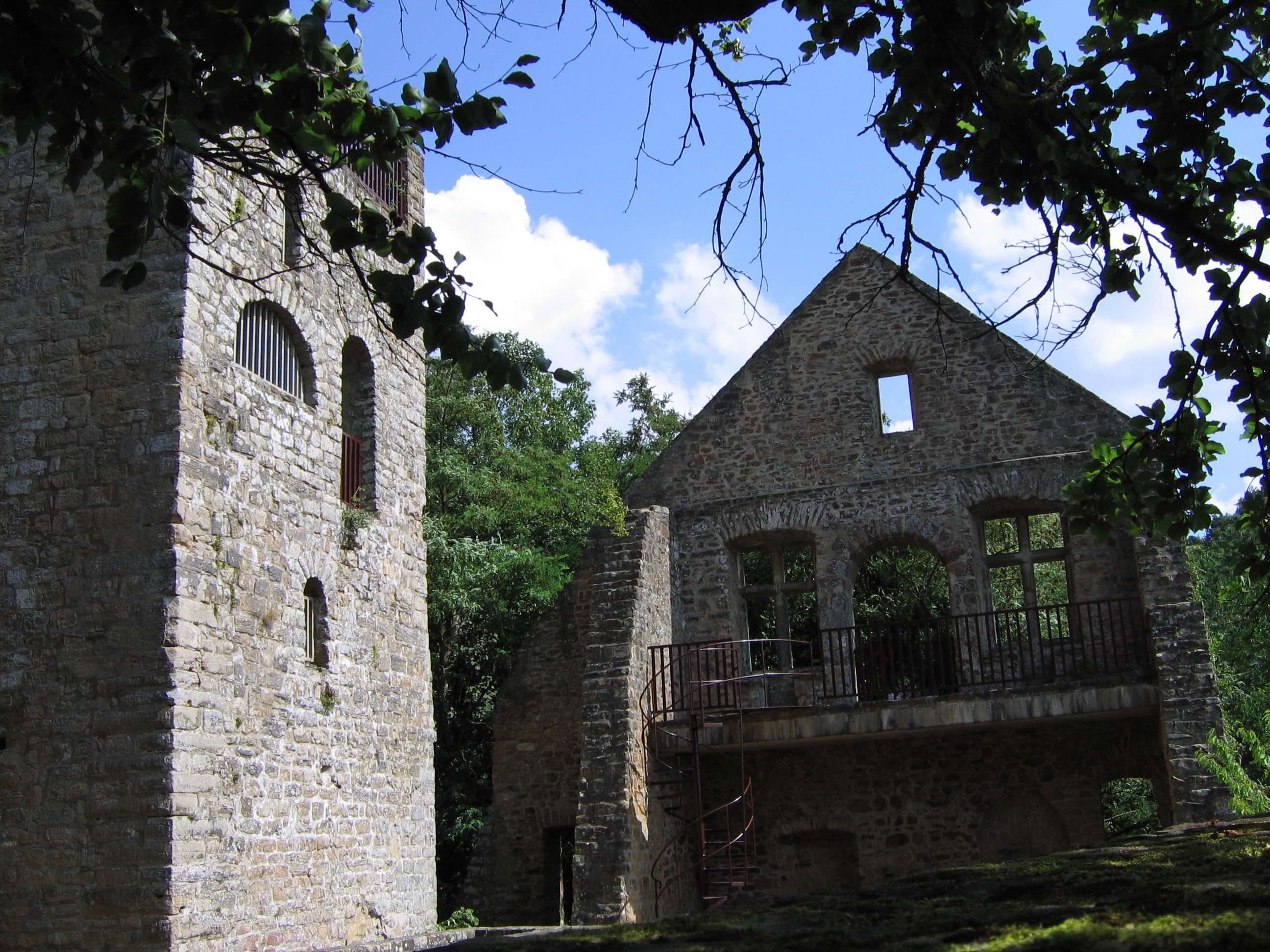 Front view of the Prümerburg Castle ruin at Prümzurlay/Germany. On the left the pentagonal keep, on ...