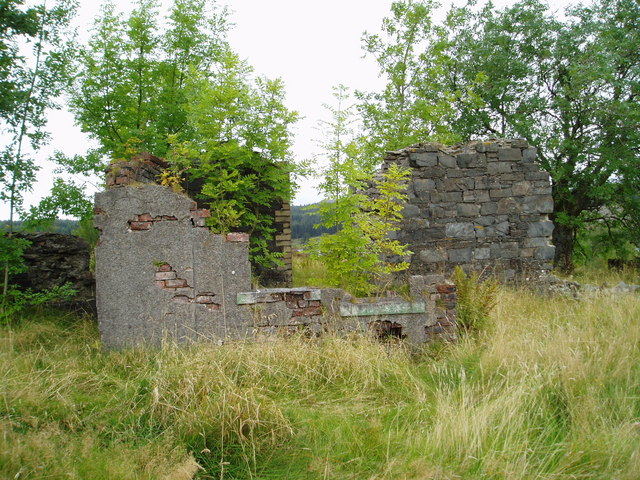 File:Ruins at Skerrow Halt - geograph.org.uk - 550955.jpg