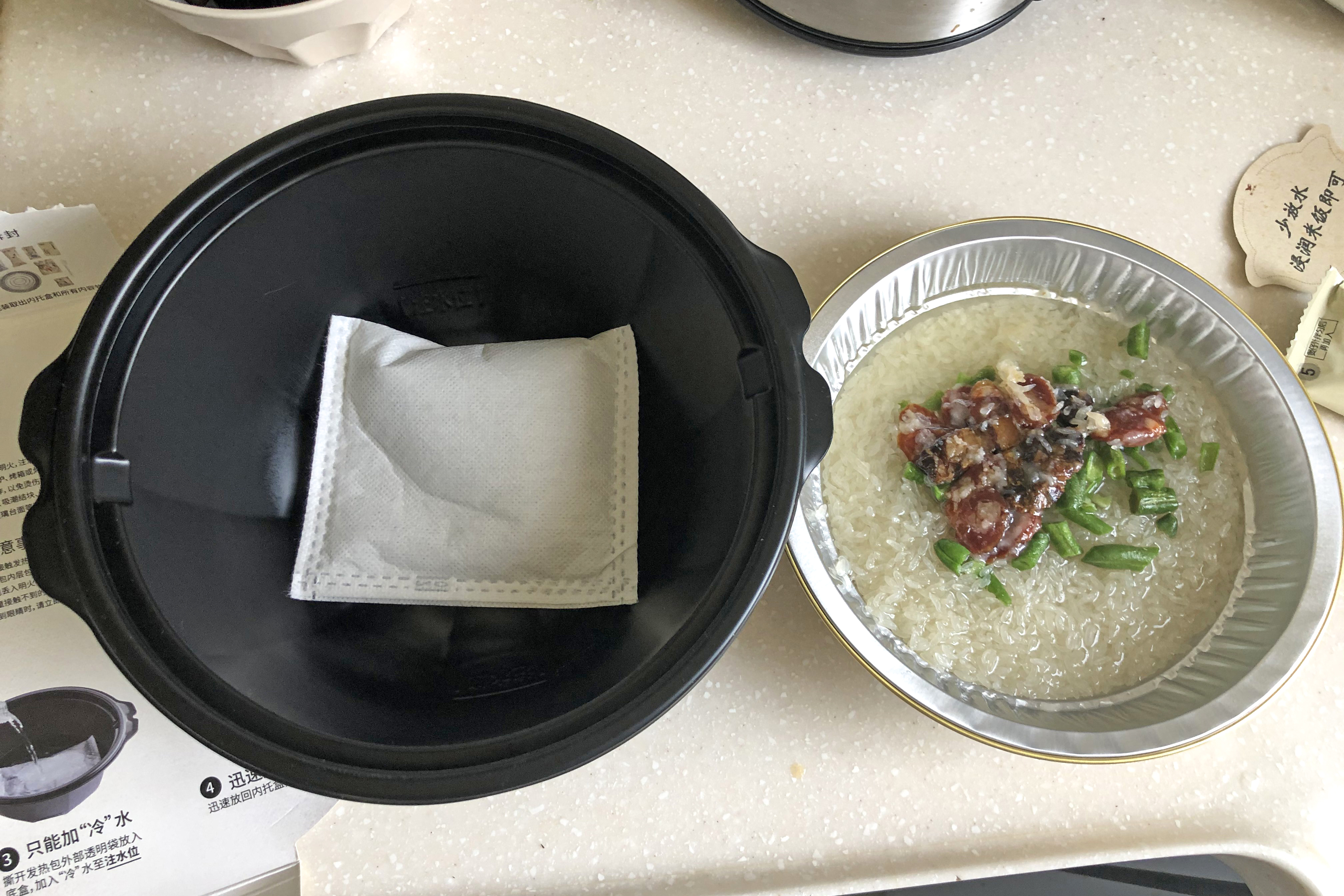 https://upload.wikimedia.org/wikipedia/commons/f/f7/Self-heating_claypot_rice_before_heating_%2820200404134232%29.jpg