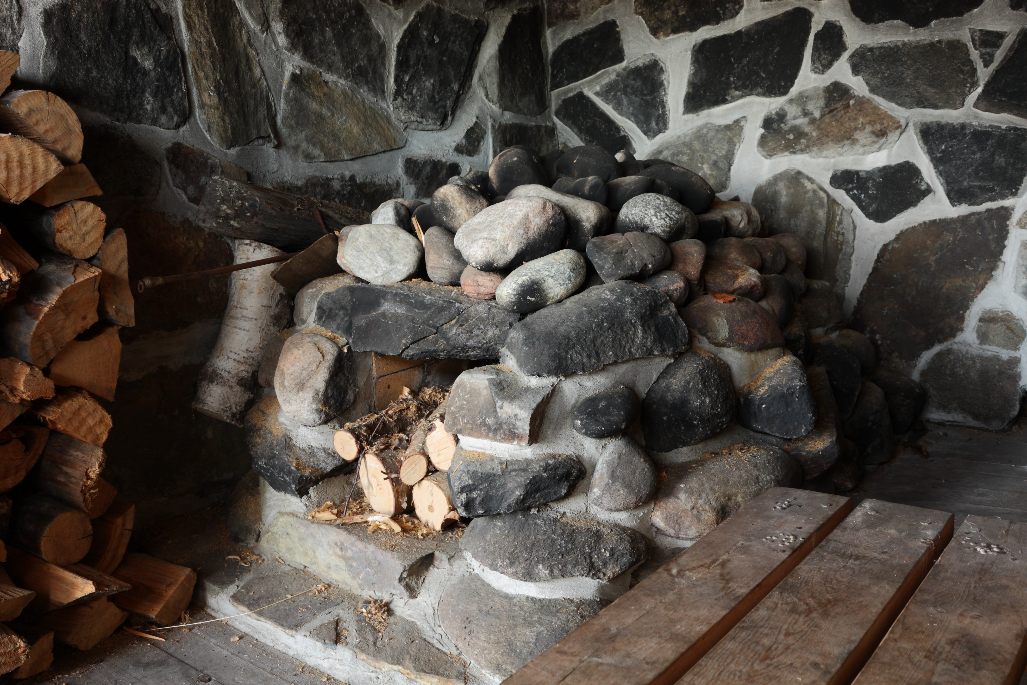 File:Smoke sauna stove  - Wikimedia Commons