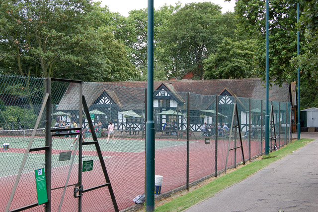 File:Tennis pavilion and tearoom at Regents Park tennis courts - geograph.org.uk - 1426007.jpg