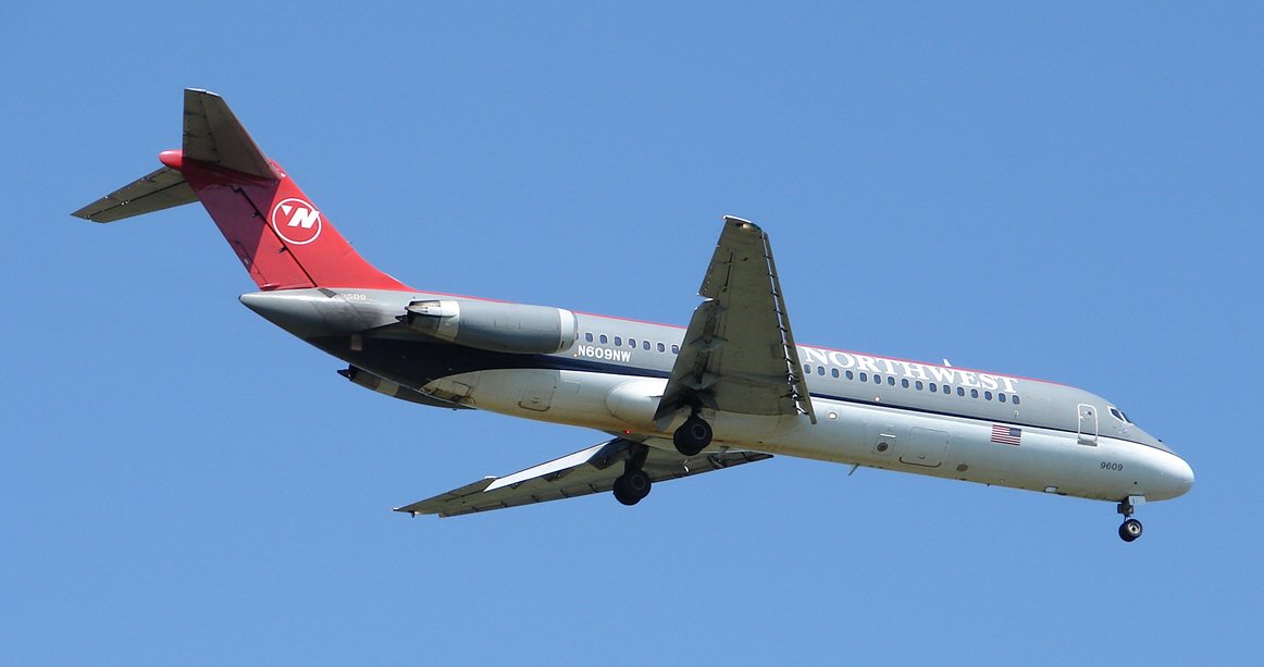 The McDonnell Douglas DC-9 (963913670).jpg