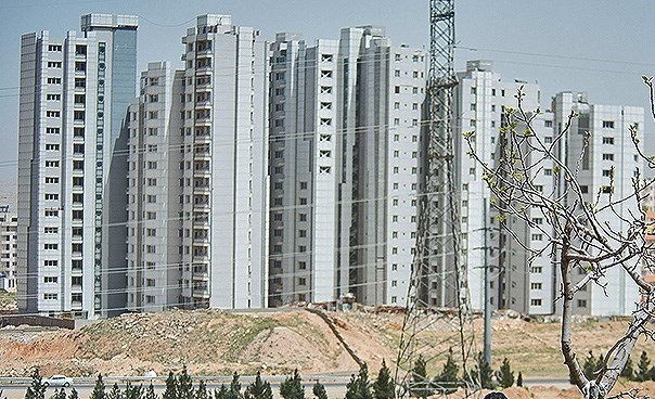 File:Toloe towers, Shiraz.jpg