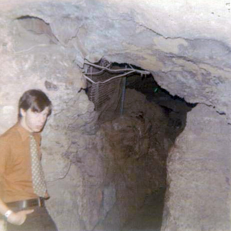 File:Tour guide at Cave of the Winds (1972).jpg