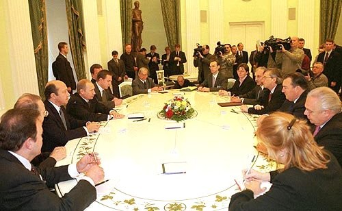 File:Vladimir Putin and Jean-Claude Juncker (2002-11-01) 02.jpg