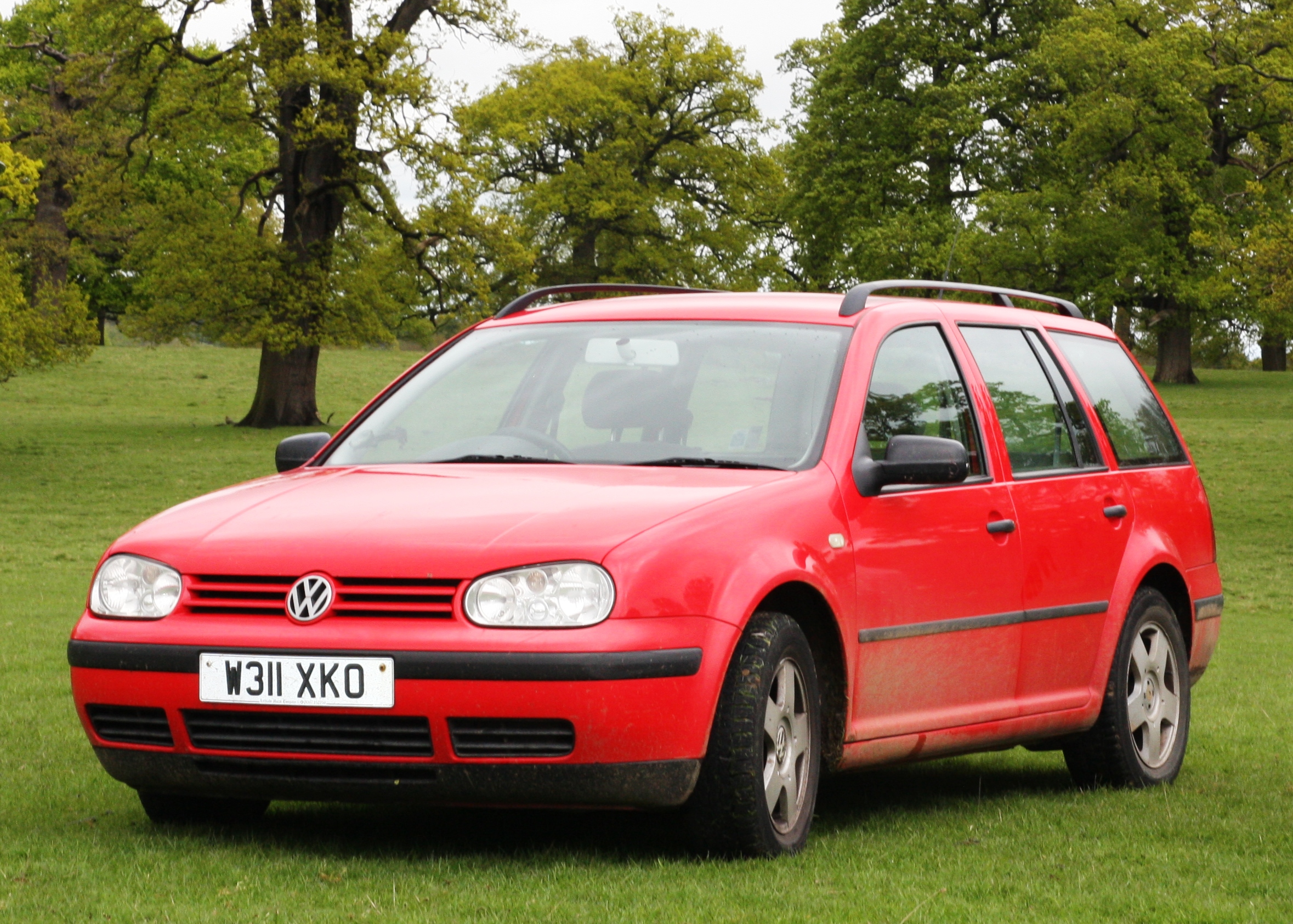 VW Golf IV: Red and clean!