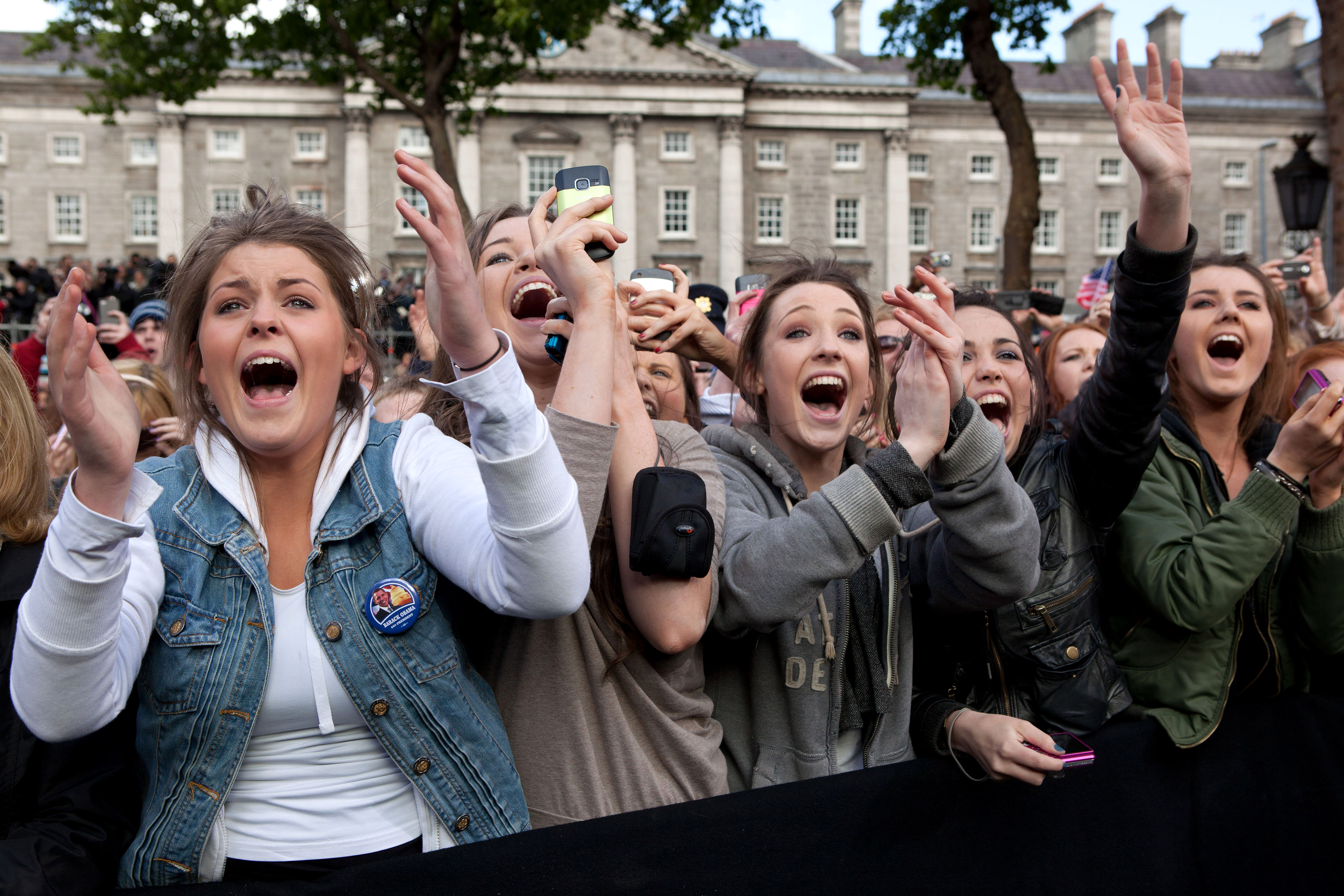 File Women cheer Barack Obama in Dublin  Ireland  jpg 