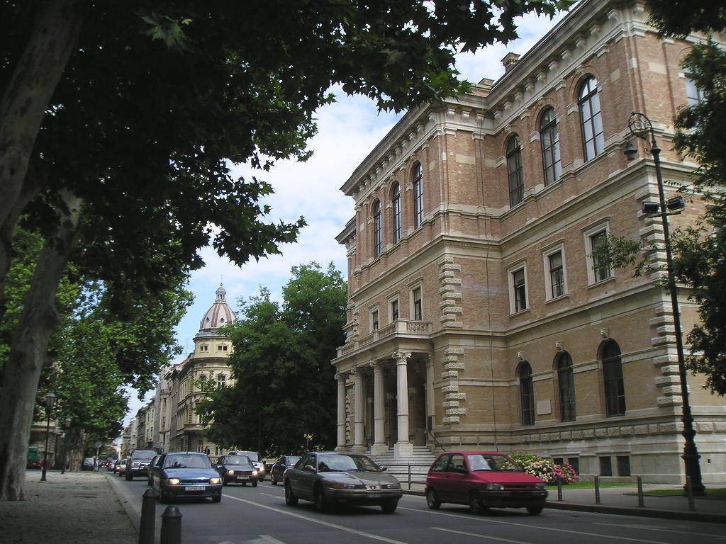 Die Kroatische Akademie der Wissenschaften (rechts) an der Ruđer-Bošković-Straße