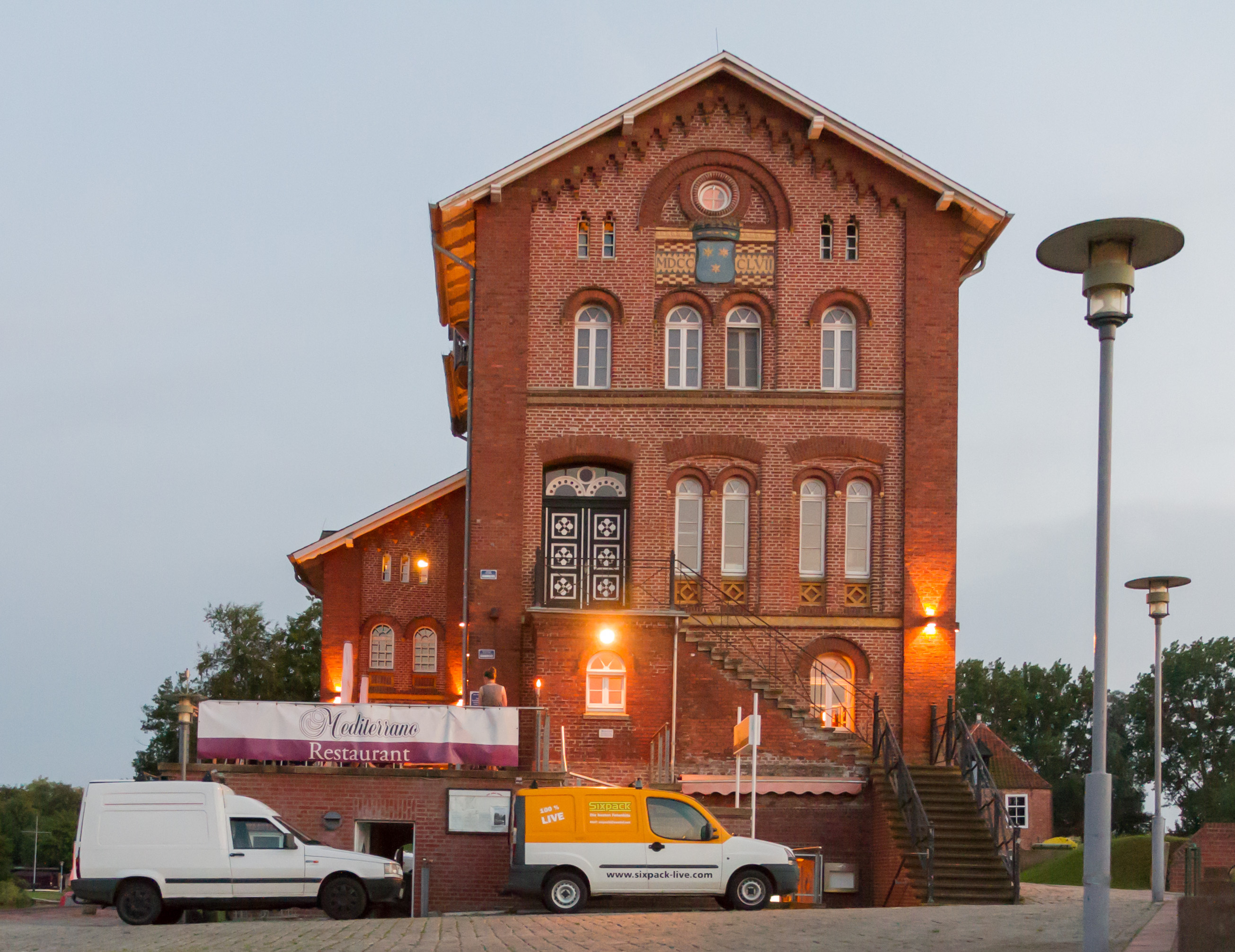 Das alte Zoll- und Packhaus (Norden) wurde 1857 erbaut. Das Gebäude steht unter denkmalschutz