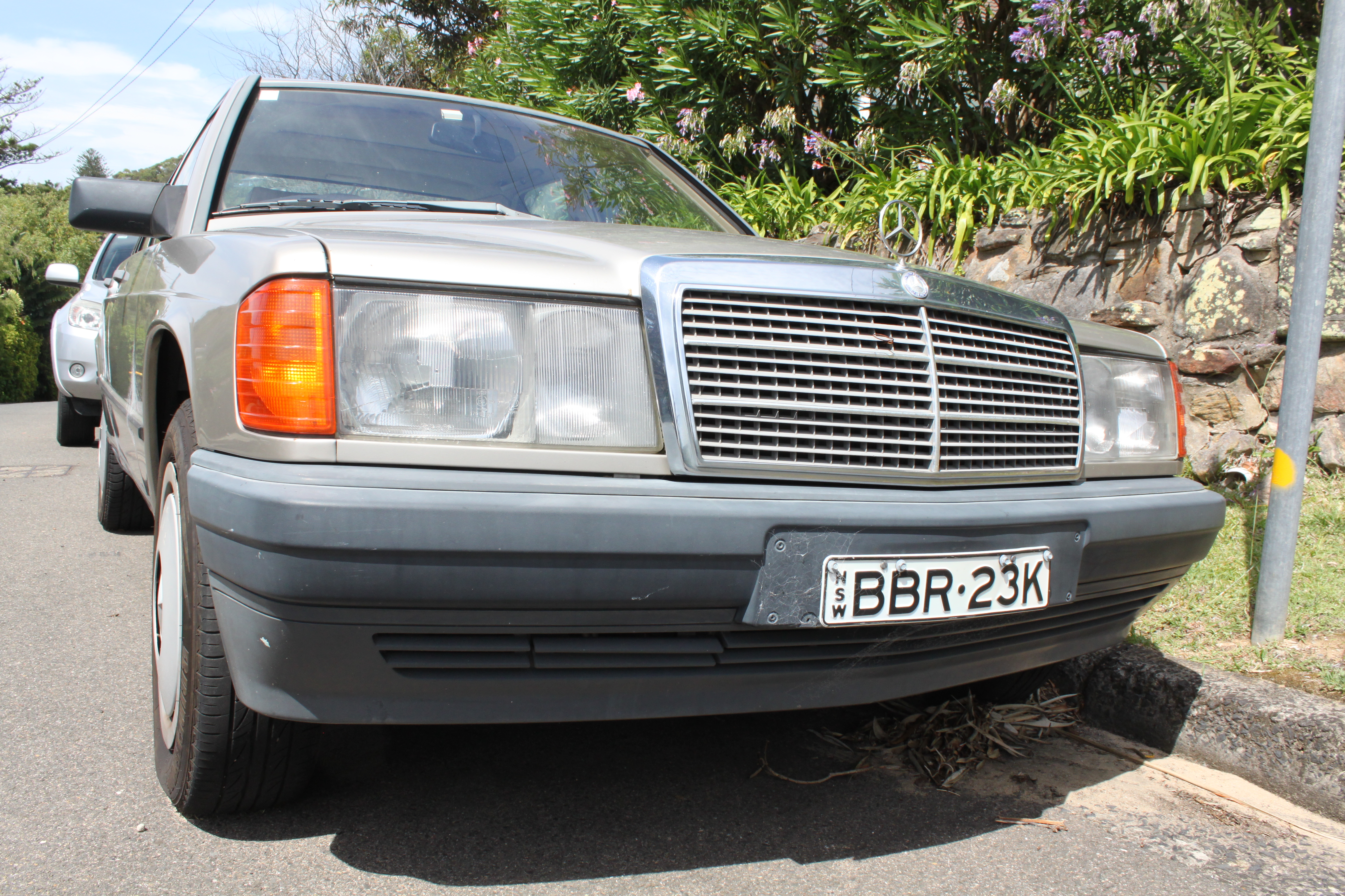 File:1987 Mercedes Benz 190 E (W201) 2.6 sedan (24058960472).jpg -  Wikimedia Commons