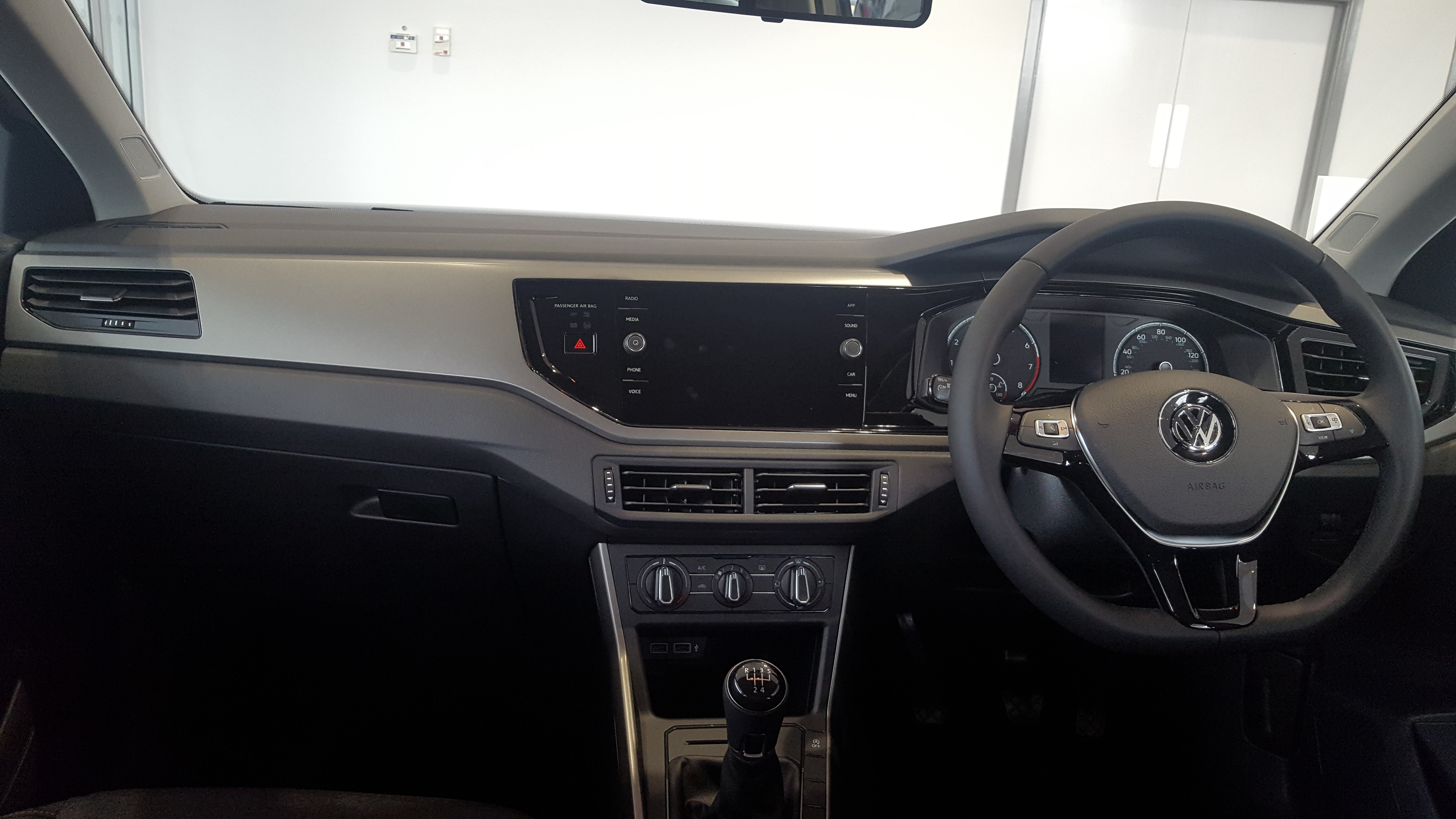 File:2018 Volkswagen Polo SE TSi BlueMotion 1.0 Interior.jpg - Wikimedia  Commons