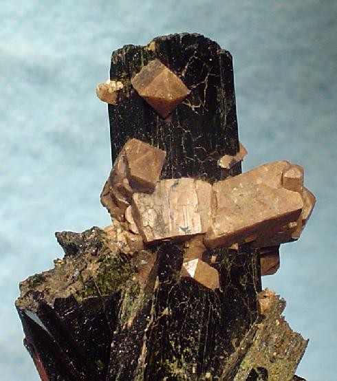 File:Arfvedsonite-Zircon-203262.jpg