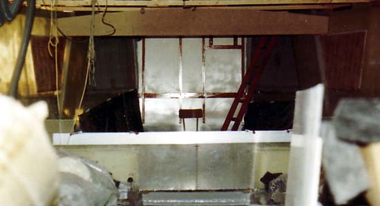 Au fond: la cloison étanche, en avant: la cloison de ballast avant, au niveau de l'épontille de misaine.