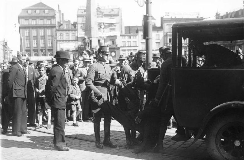 File:Bundesarchiv Bild 102-14649, Danzig, Verhaftung am Wahltag.jpg