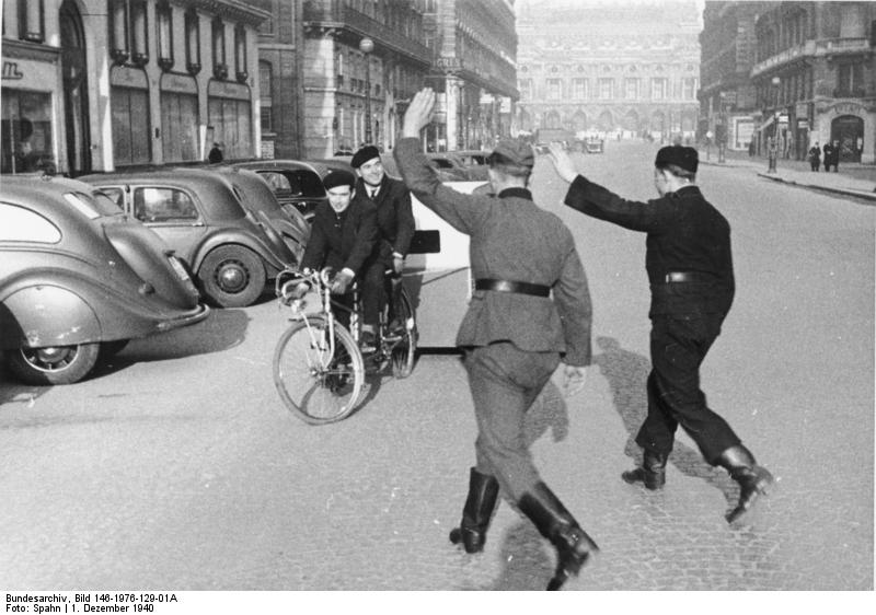 File:Bundesarchiv Bild 146-1976-129-01A, Paris, Deutsche Soldaten eine Rikscha rufend.jpg