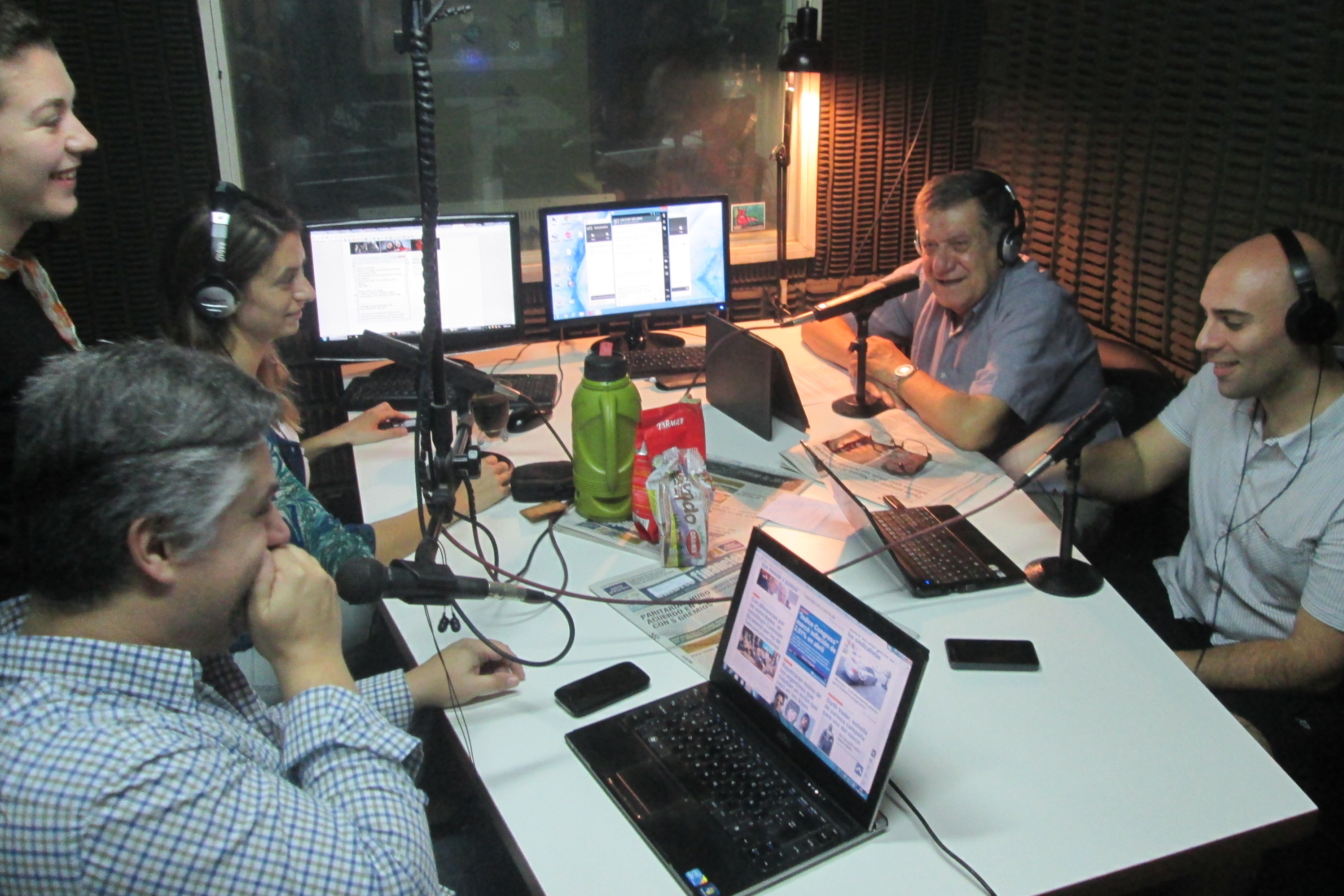 Coco López dirige a su equipo de periodistas en el programa radial ''Rompiendo los cocos'', en Radio Universidad Rosario. Fotografía del 19 de agosto de 2015.