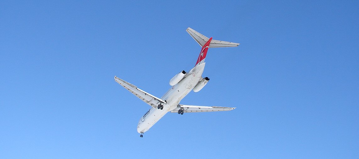 DC-9 short final (391678805).jpg