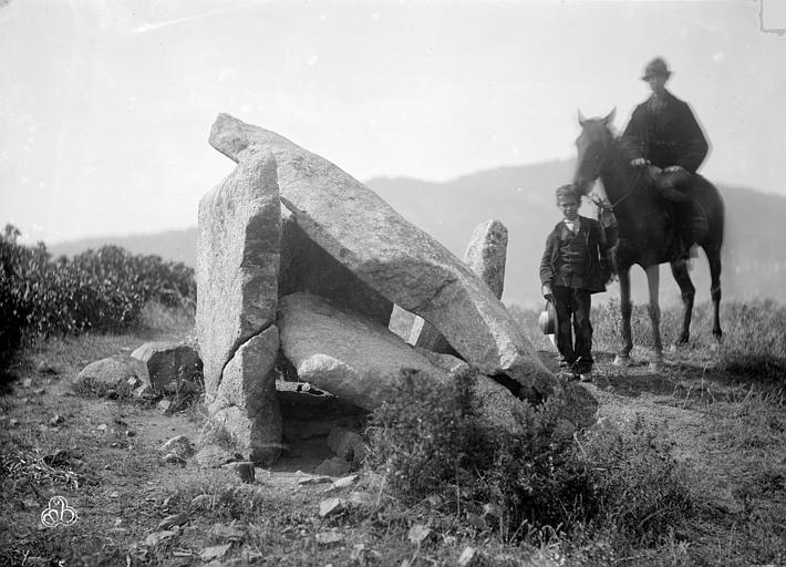 File:Dolmen de Condutto - Vue d'ensemble - Viggianello - Médiathèque de l'architecture et du patrimoine - APMH00012293.jpg