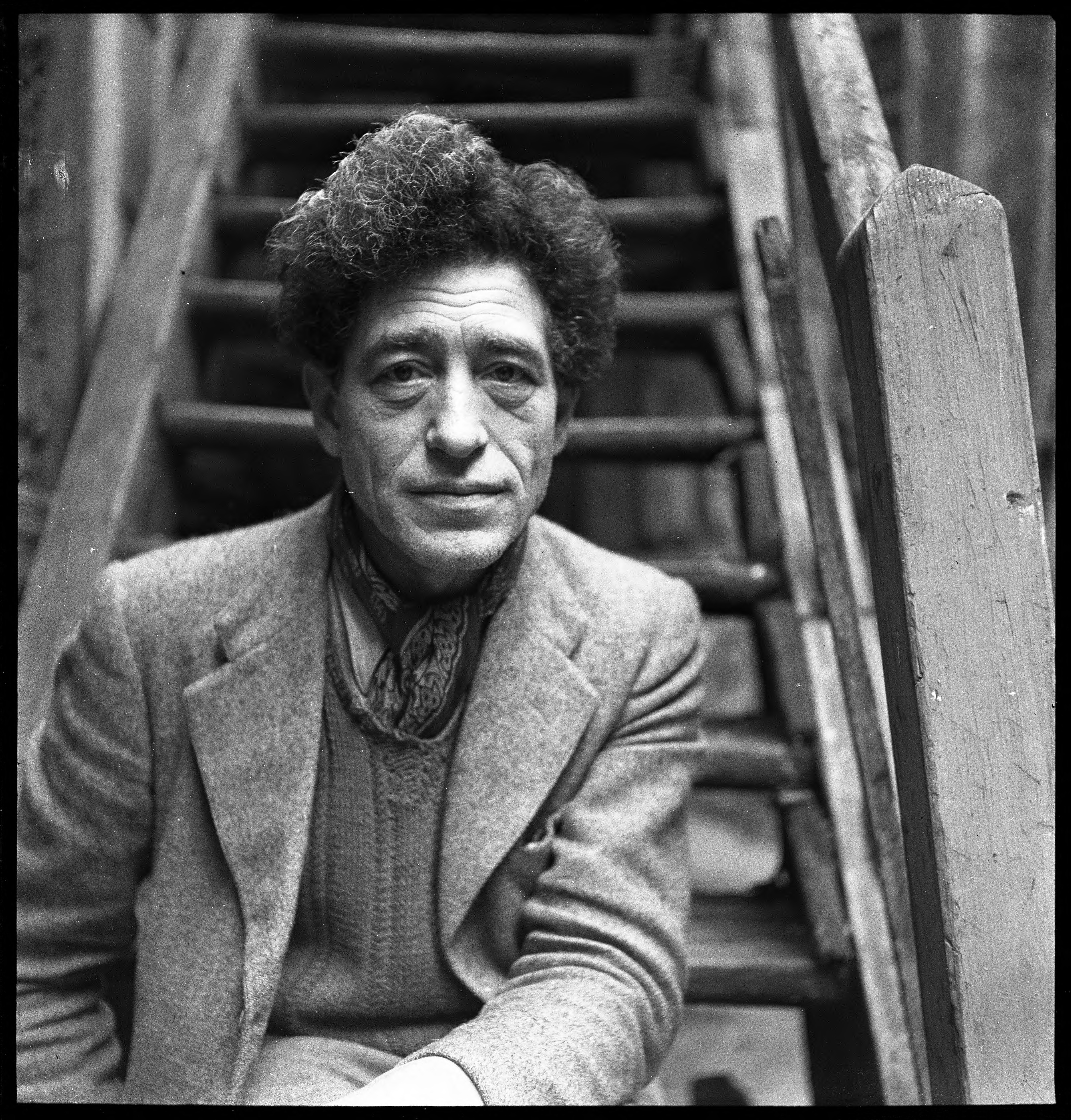 Imagen de Alberto Giacometti adulto en blanco y negro.