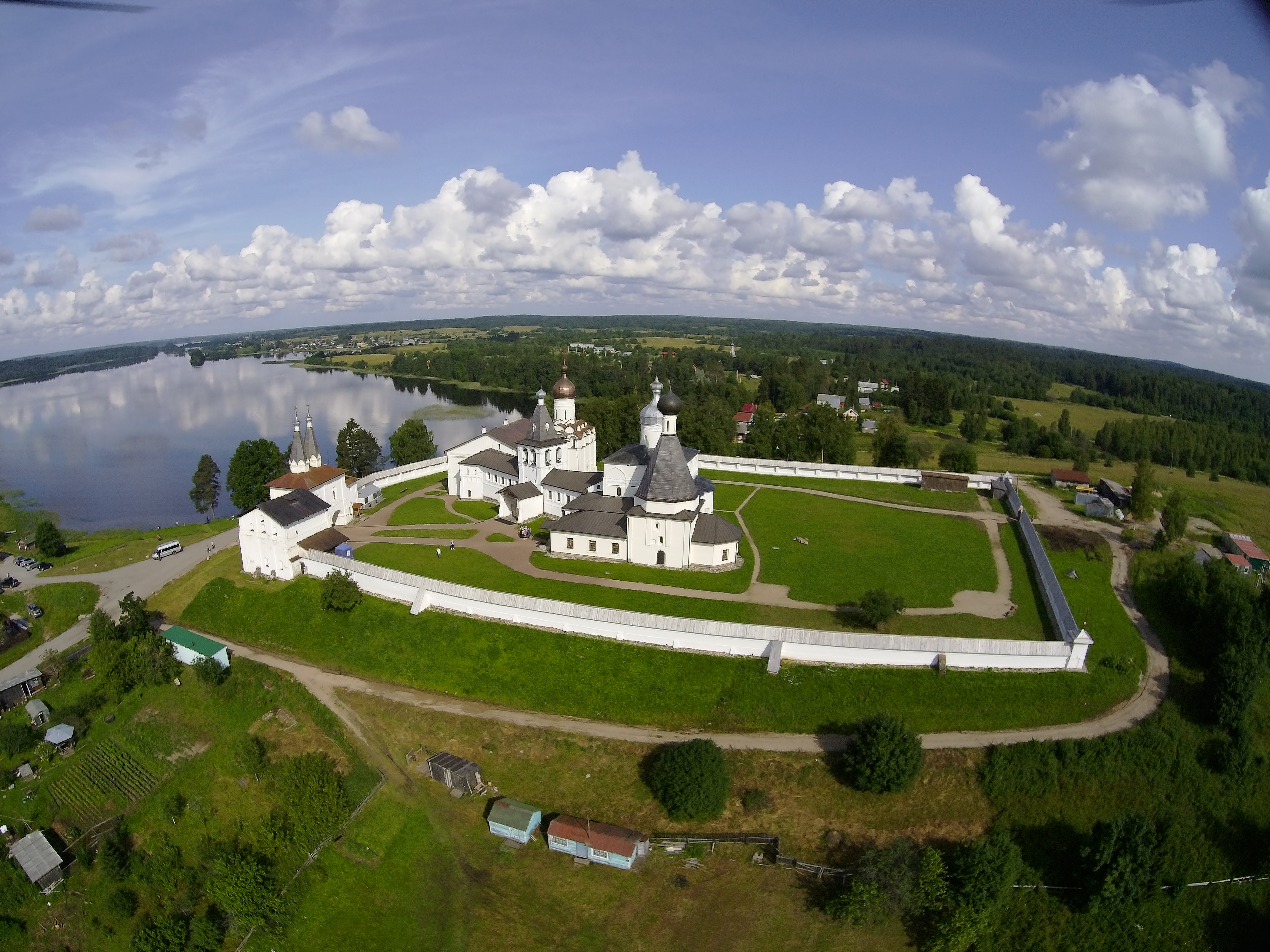 Ферапонтовский монастырь с моста