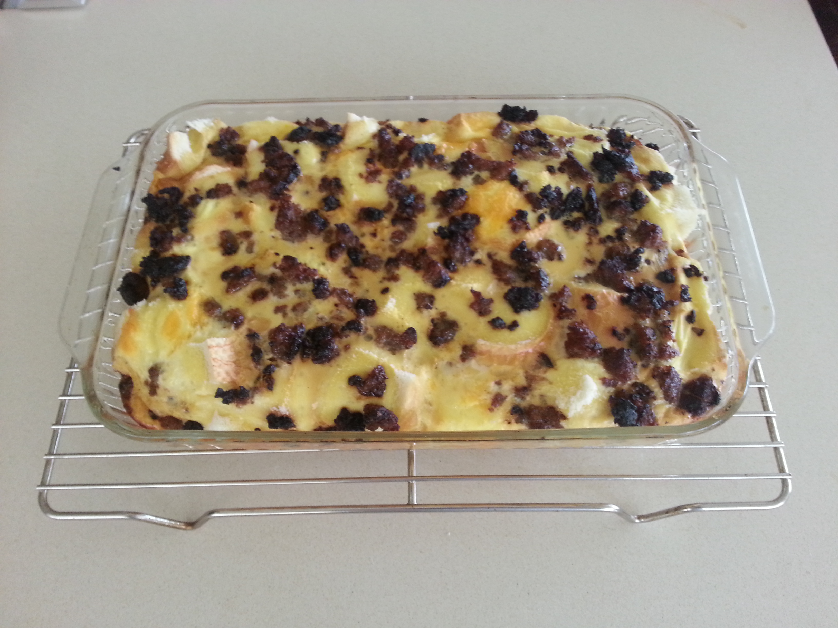 https://upload.wikimedia.org/wikipedia/commons/f/f8/Finished_sausage_breakfast_casserole.jpg