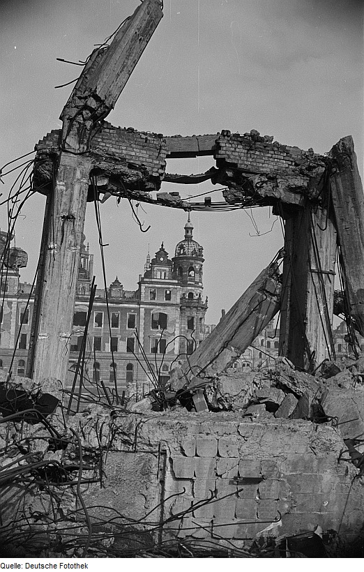 Blick auf das zerstörte Dresdner Residenzschloß 1953