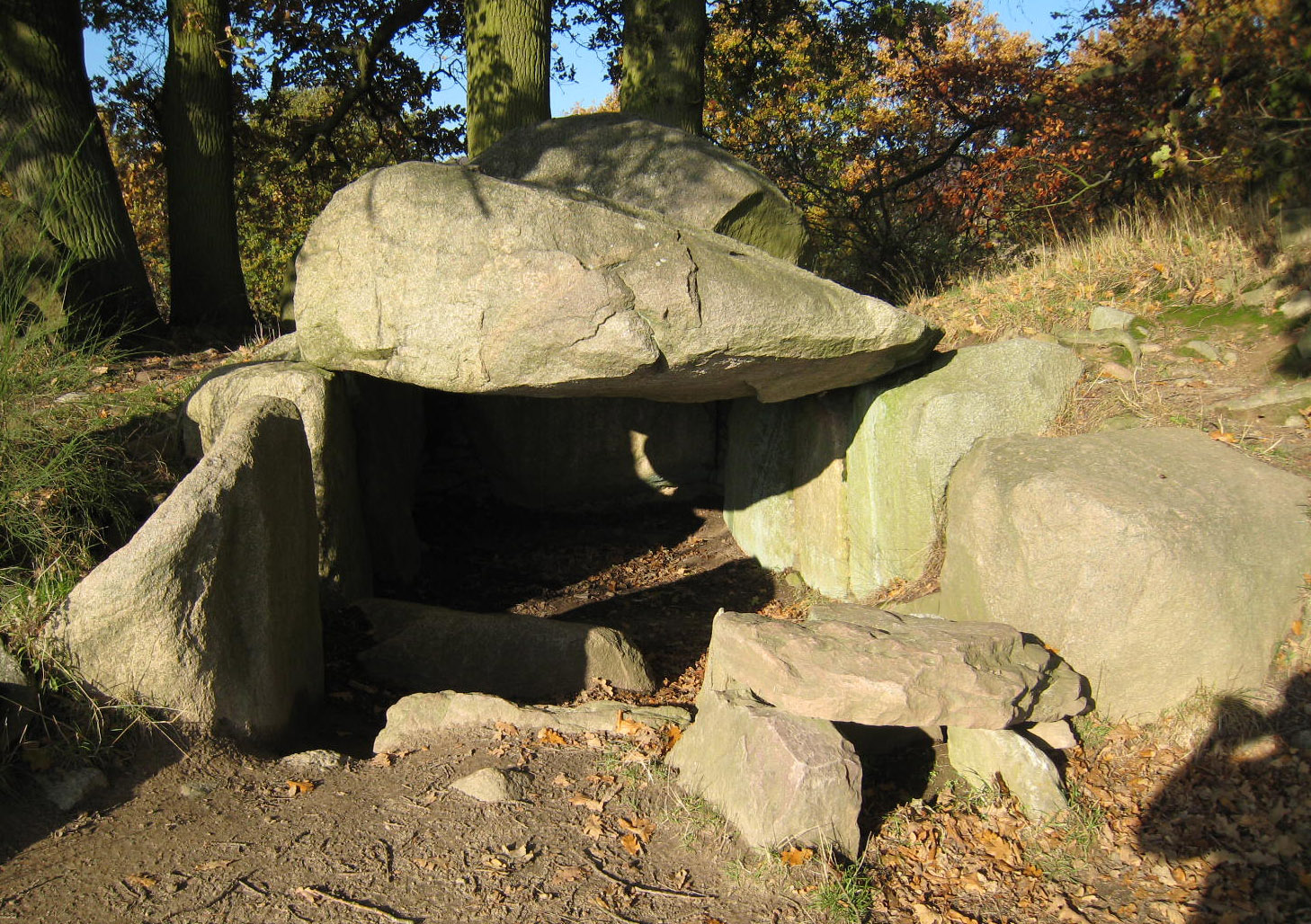 Lancken-Granitz (Insel Rügen), eines der sieben gut erhaltenen Großsteingräber aus der Bronze- und Steinzeit