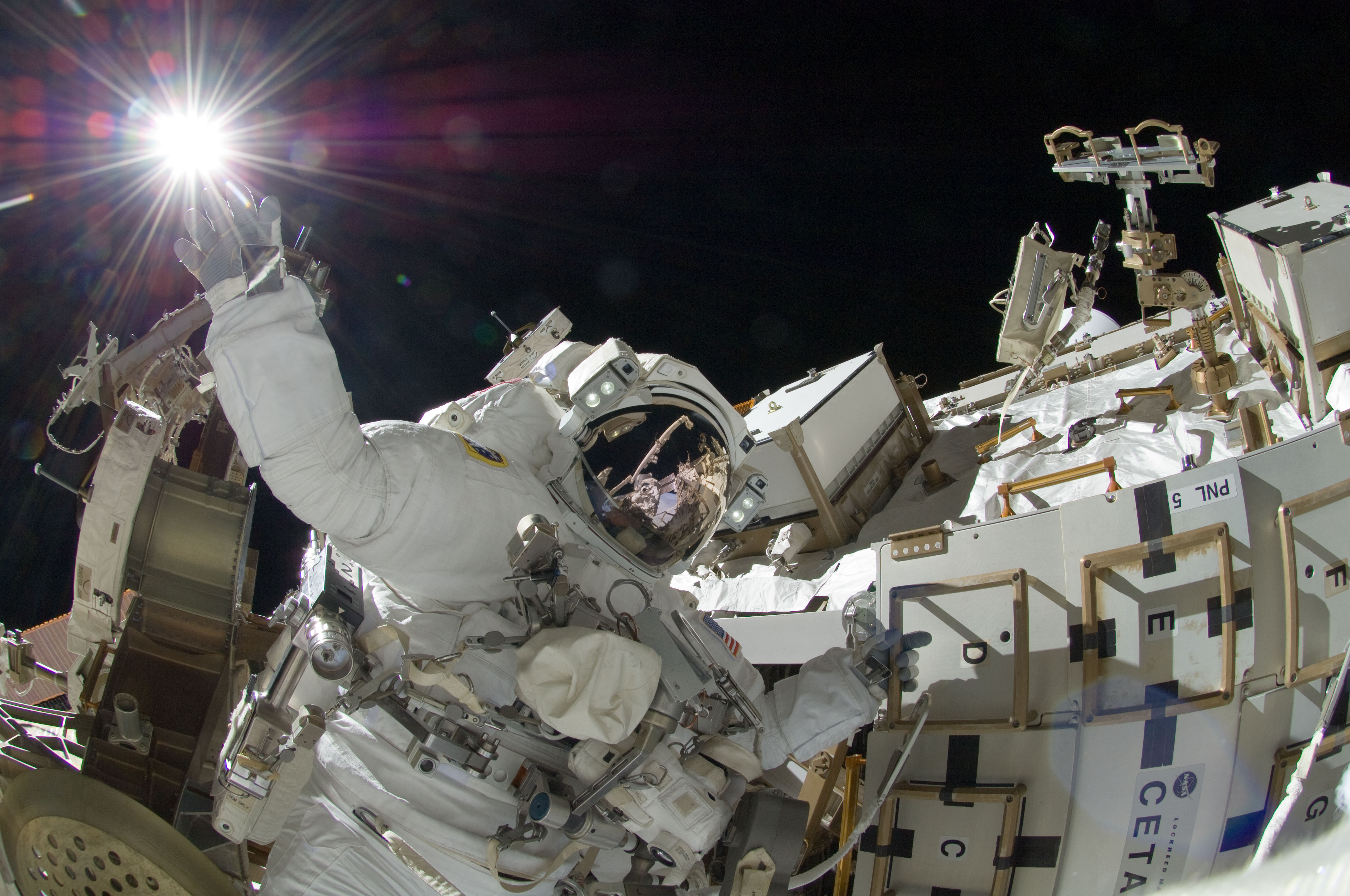 Астронавты вышли в открытый космос. Астронавт НАСА Сунита Уильямс. Скафандры НАСА на МКС. Спутник НАСА станция МКС. Космонавт в космосе.